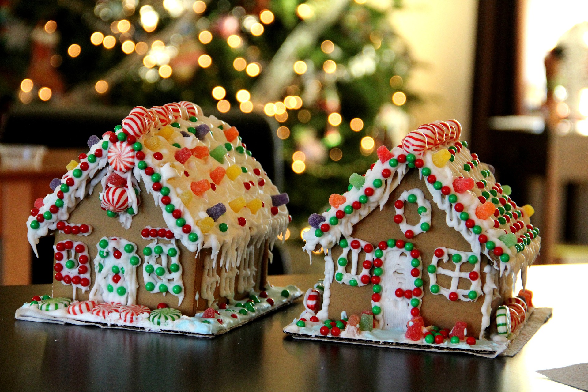Gingerbread houses photo by Kris from Pixabay