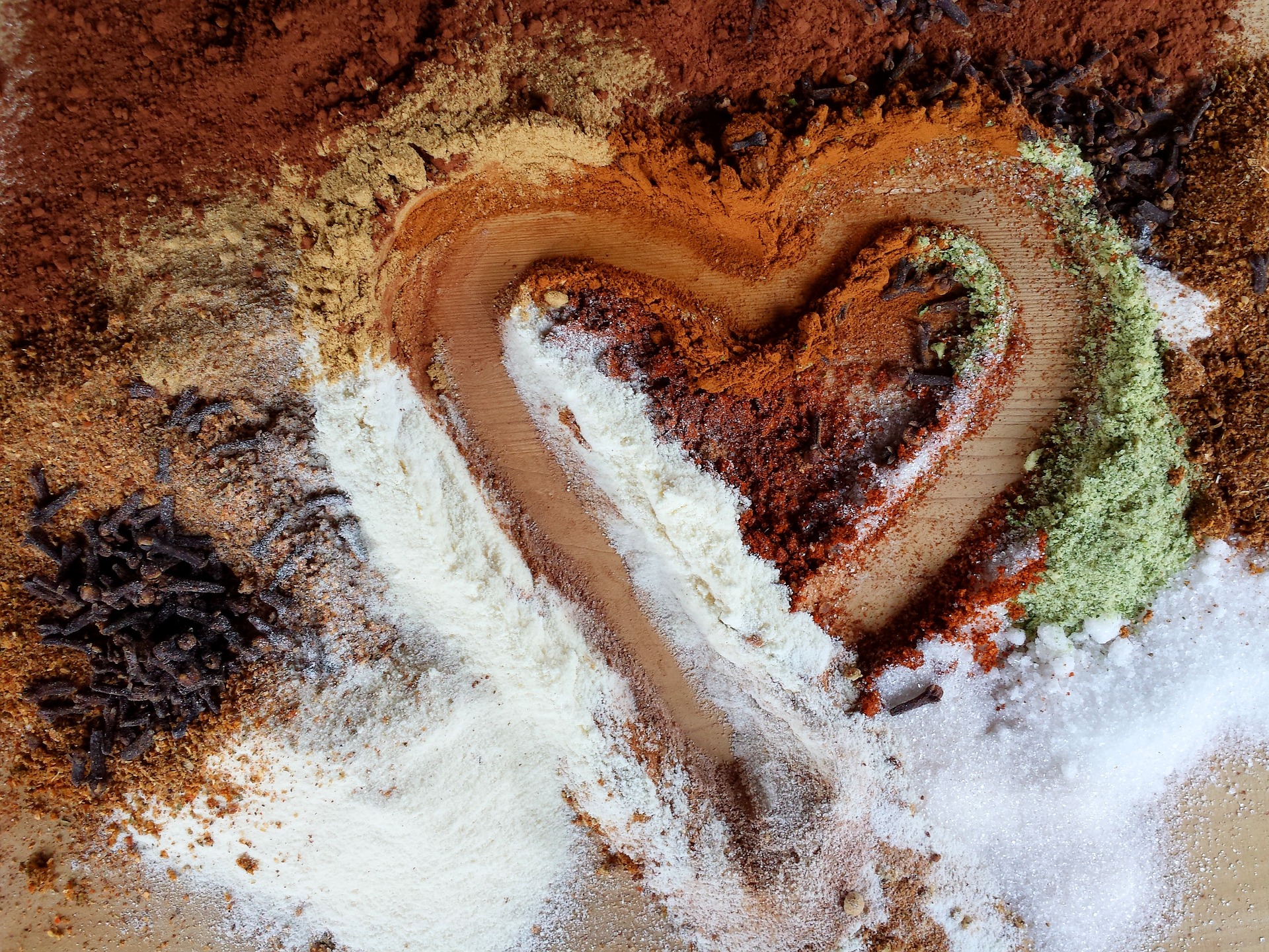 Spices in the shape of a heart-Image by czu_czu_PL from Pixabay