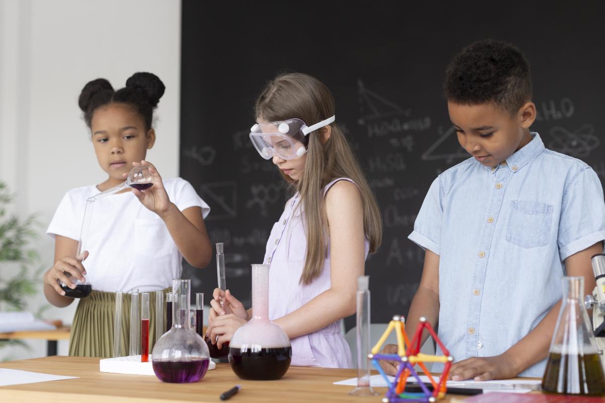 Children learning more about chemistry in class. From Freepick.com. 